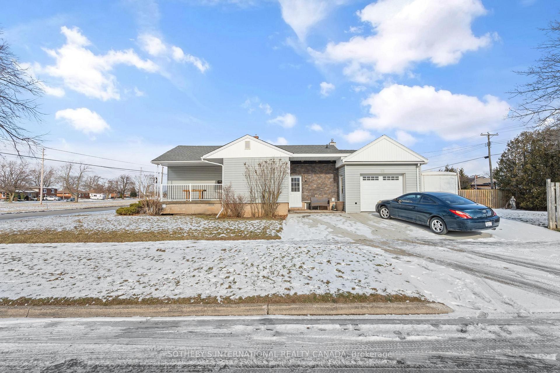 Photo 3 of 104 Golden Boulevard, Welland, Lincoln/Crowland — HOMEH