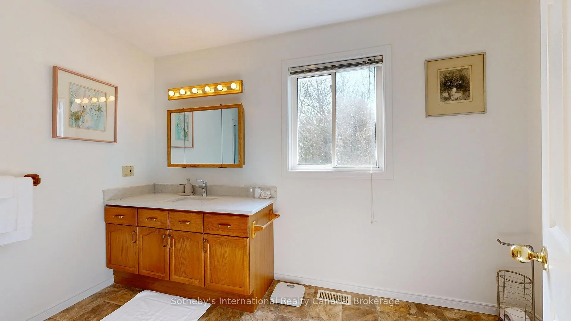 Photo 5 of Unit B, 103 Bruce Street, Blue Mountains — HOMEH