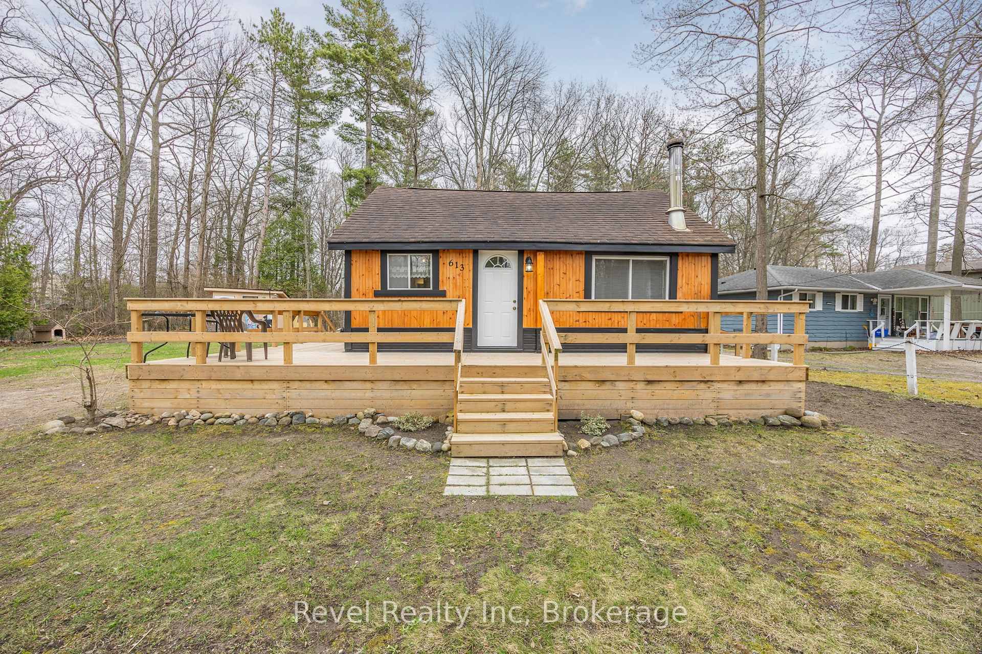 Front of 613 Oxbow Park Drive