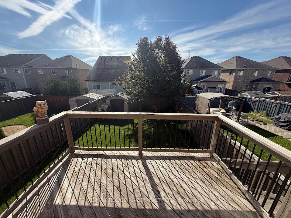 Photo 11 of 23 Chiswick Avenue, Whitby, Brooklin — HOMEH