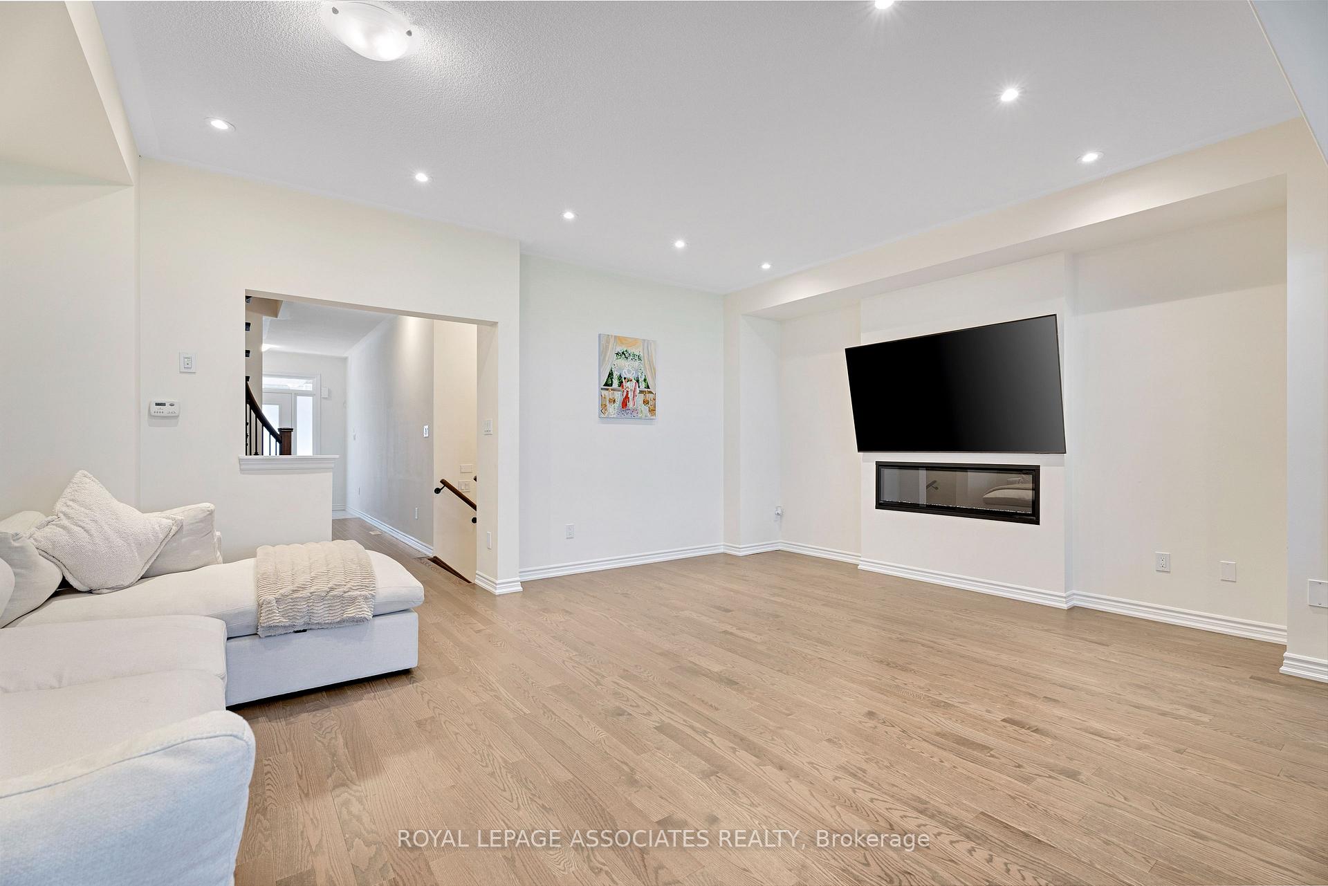Photo 5 of 30 Mountainside Crescent, Whitby, Rolling Acres — HOMEH