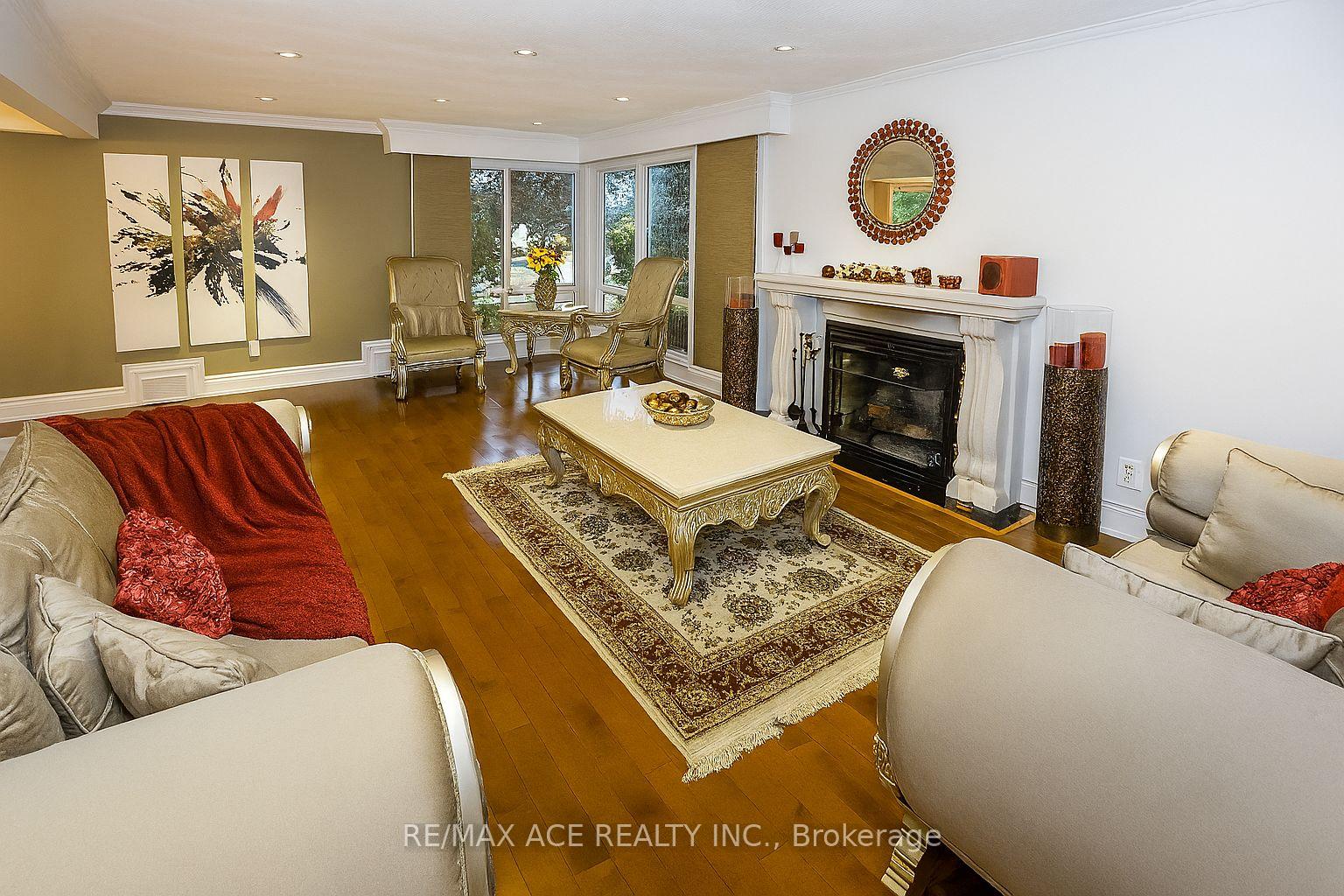 Photo 3 of 26 Shasta Drive, Vaughan, Uplands — HOMEH