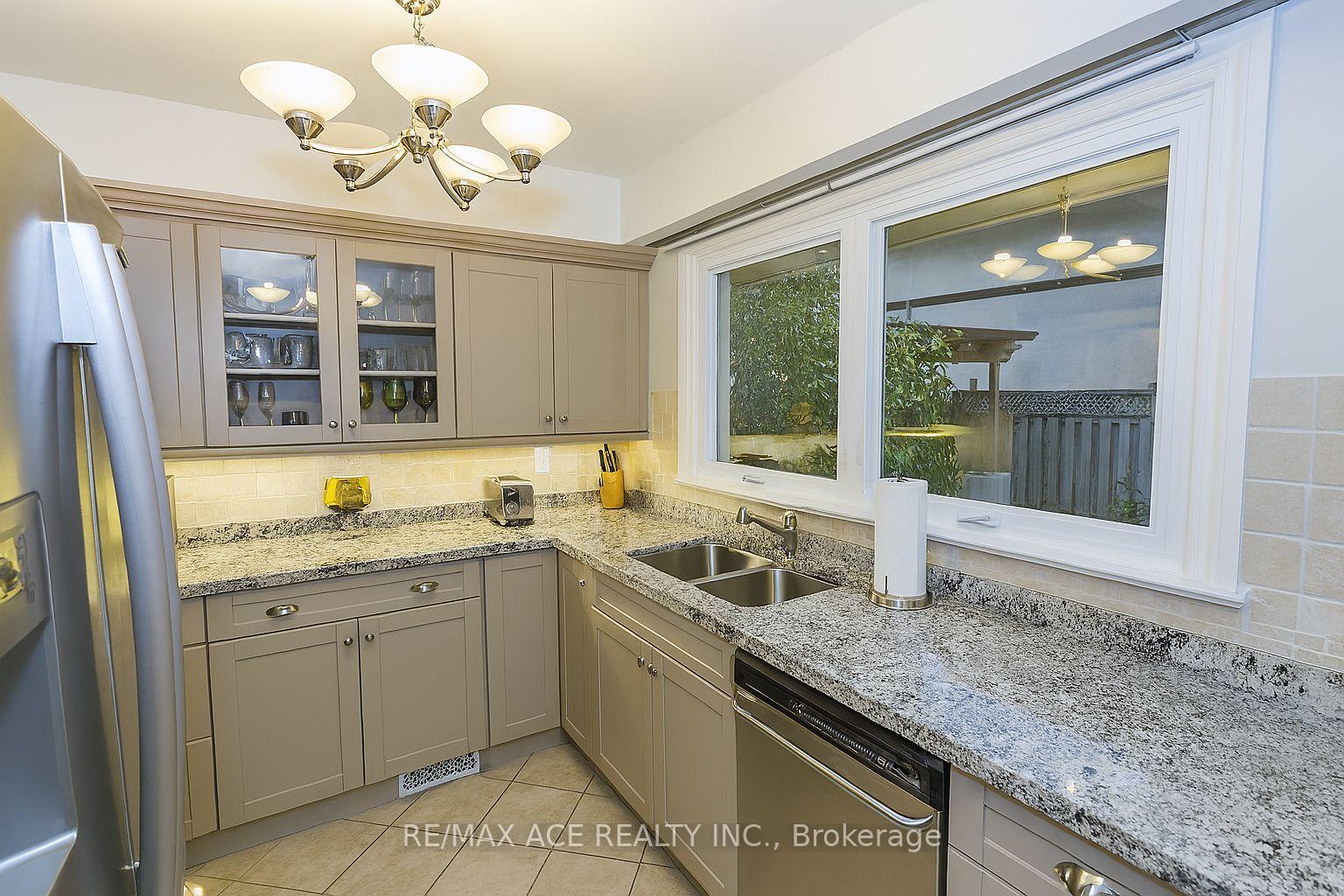 Photo 8 of 26 Shasta Drive, Vaughan, Uplands — HOMEH