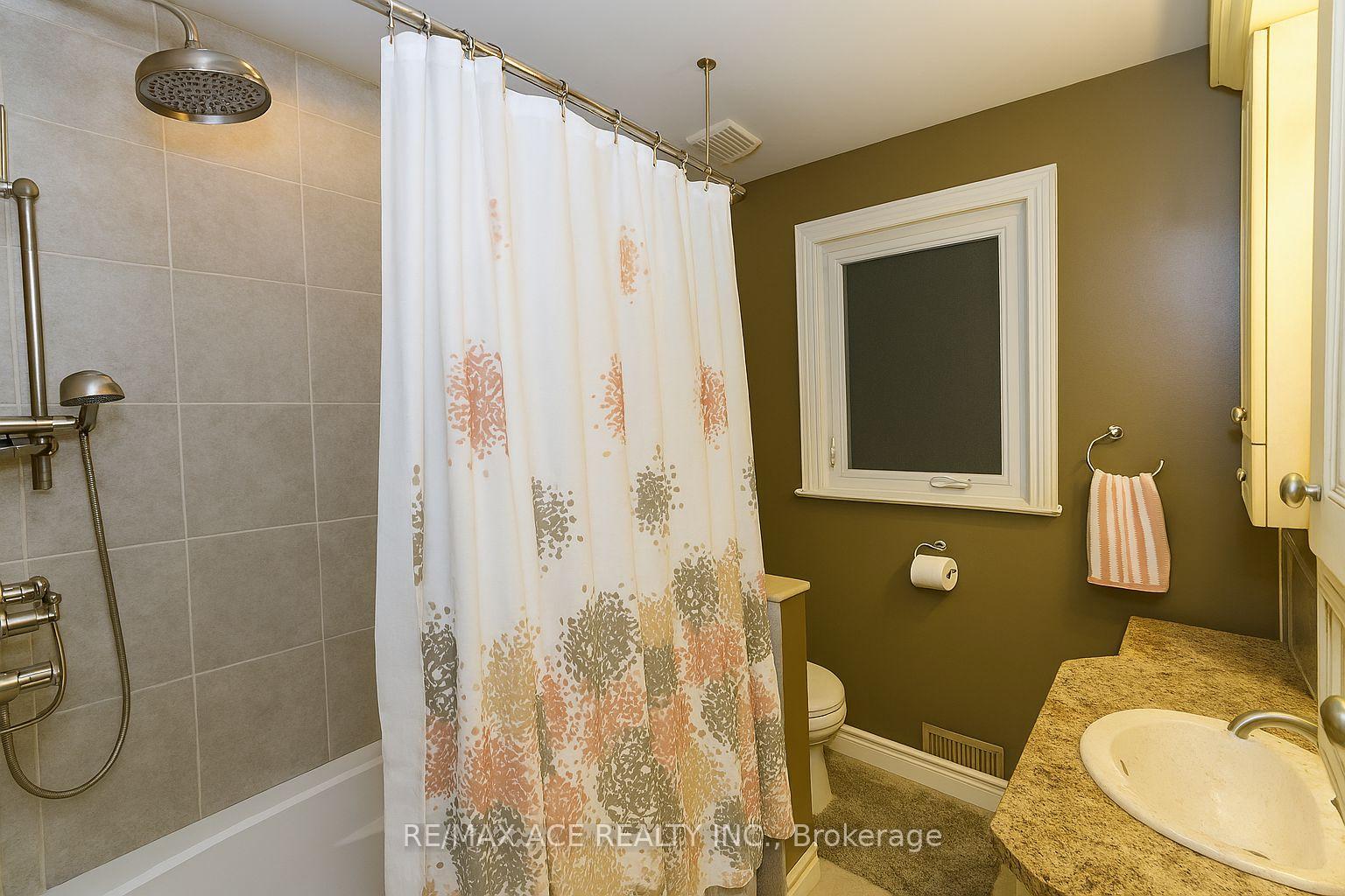 Photo 12 of 26 Shasta Drive, Vaughan, Uplands — HOMEH
