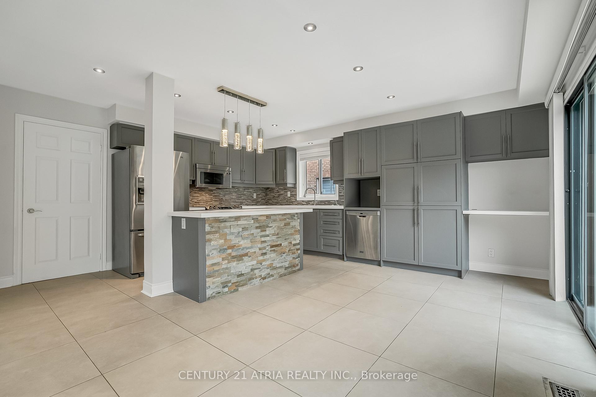Photo 10 of 130 Mountbatten Road, Vaughan, Beverley Glen — HOMEH