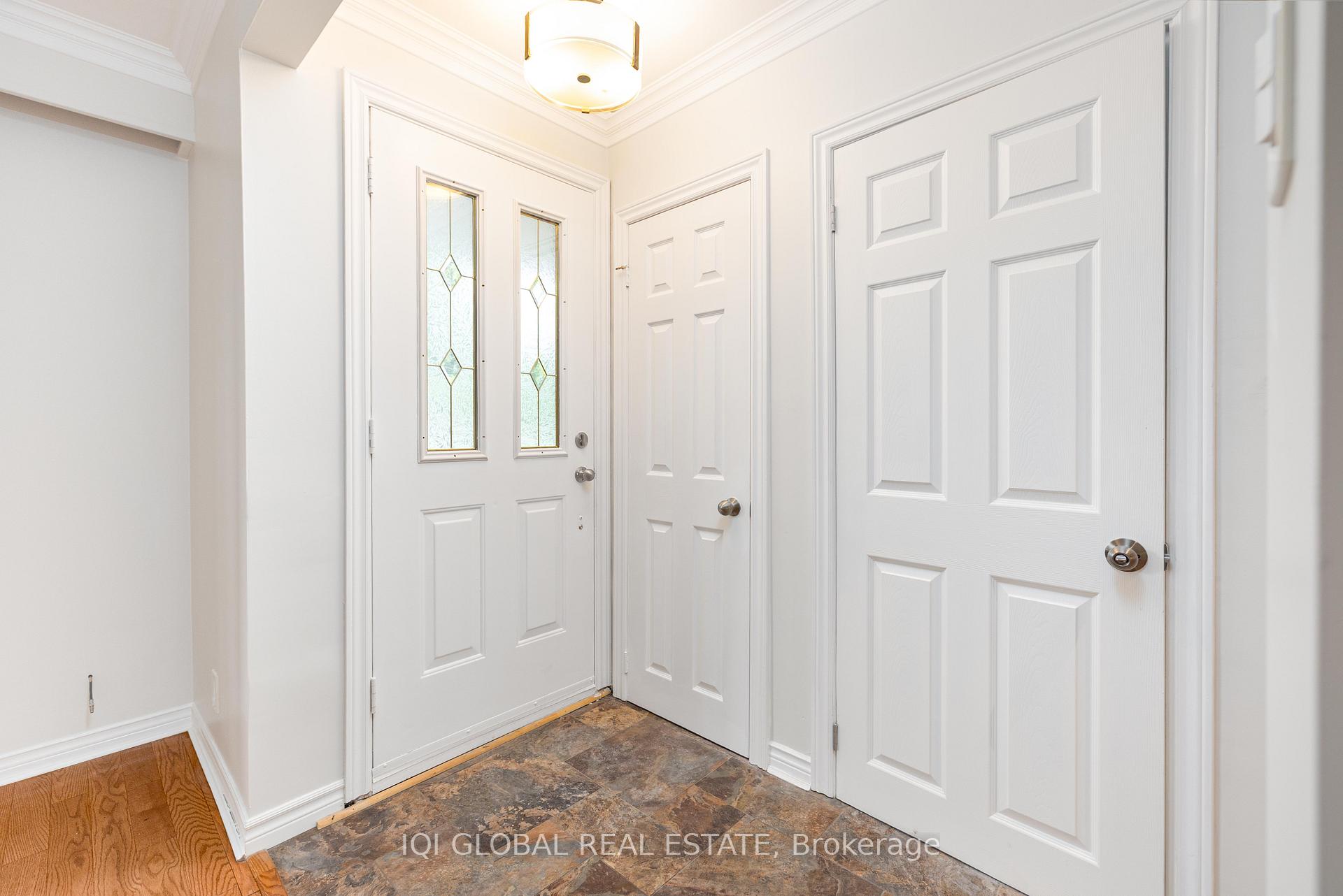 Photo 2 of Unit Main Floor, 10 Holman Crescent, Aurora, Aurora Highlands — HOMEH