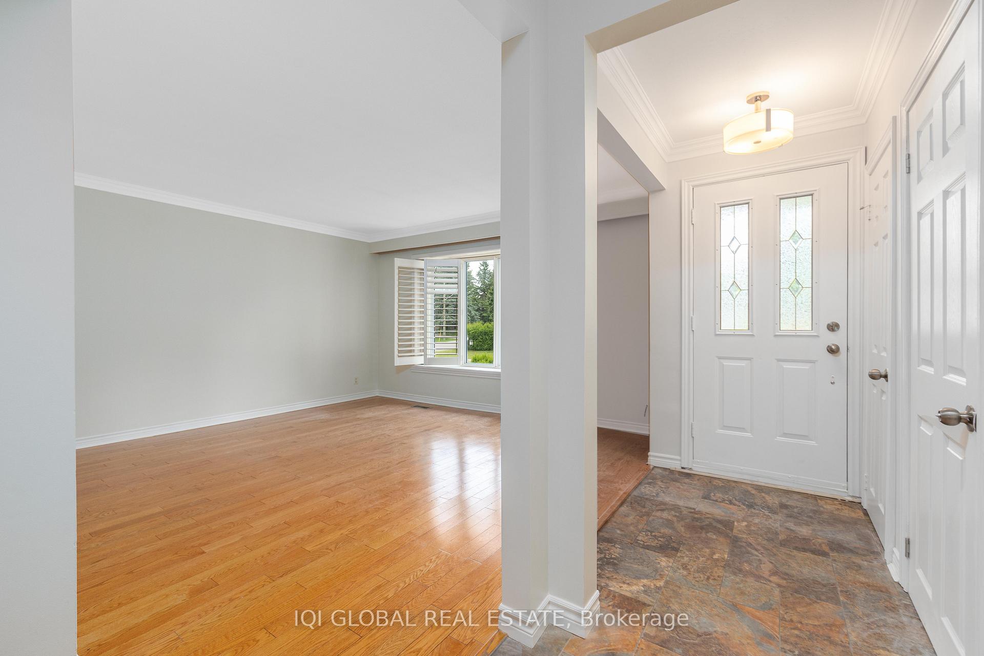 Photo 4 of Unit Main Floor, 10 Holman Crescent, Aurora, Aurora Highlands — HOMEH