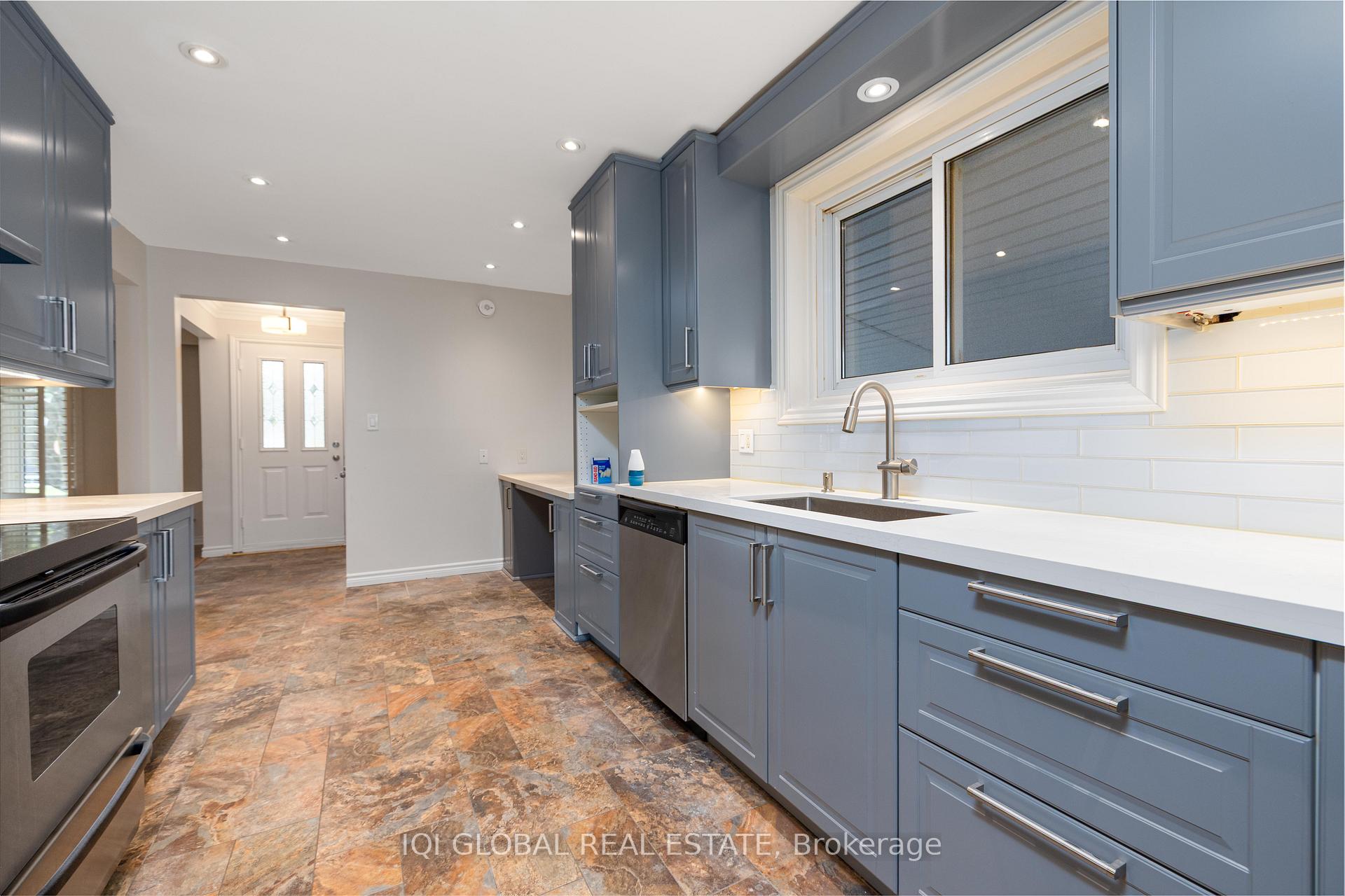 Photo 9 of Unit Main Floor, 10 Holman Crescent, Aurora, Aurora Highlands — HOMEH