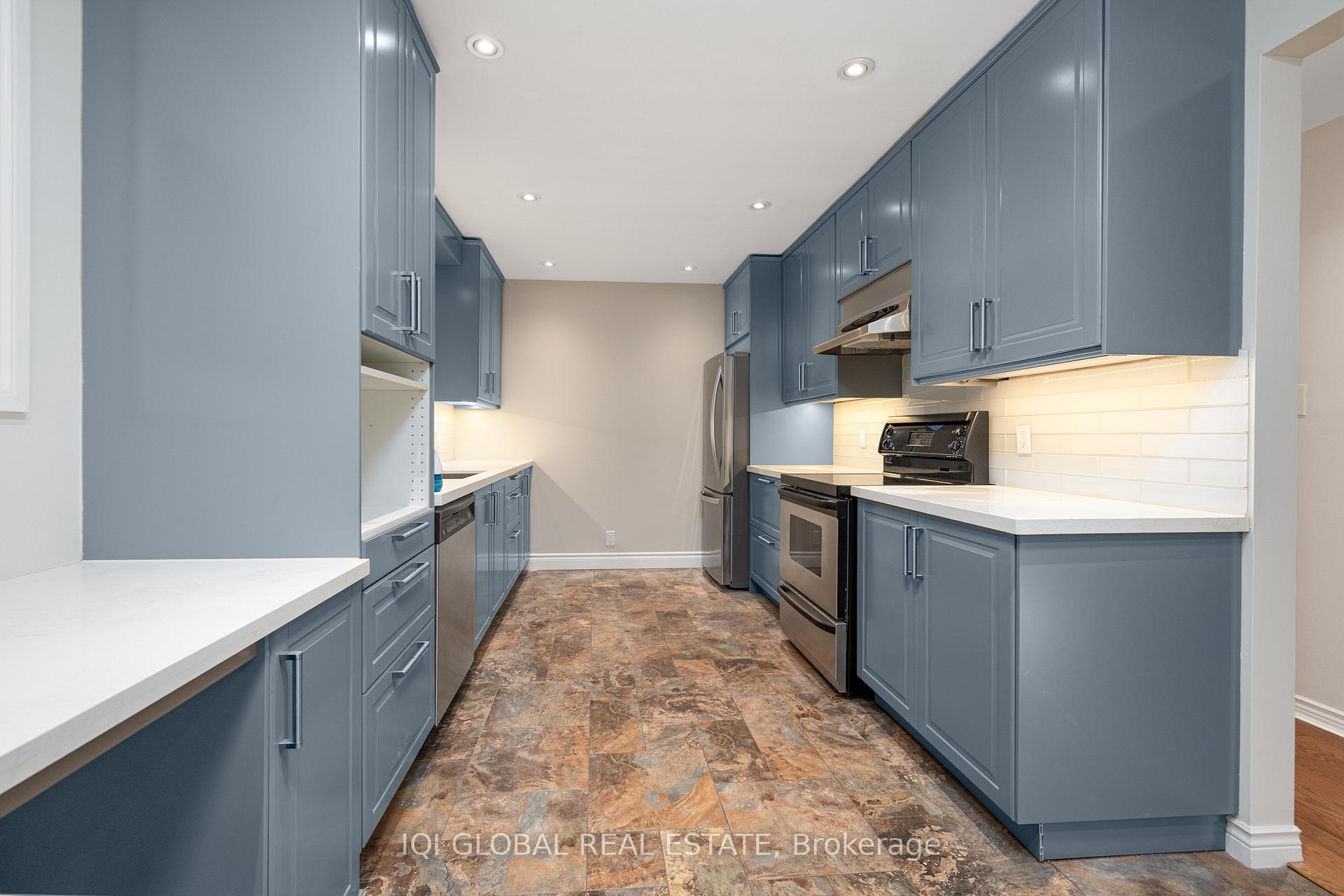 Photo 10 of Unit Main Floor, 10 Holman Crescent, Aurora, Aurora Highlands — HOMEH