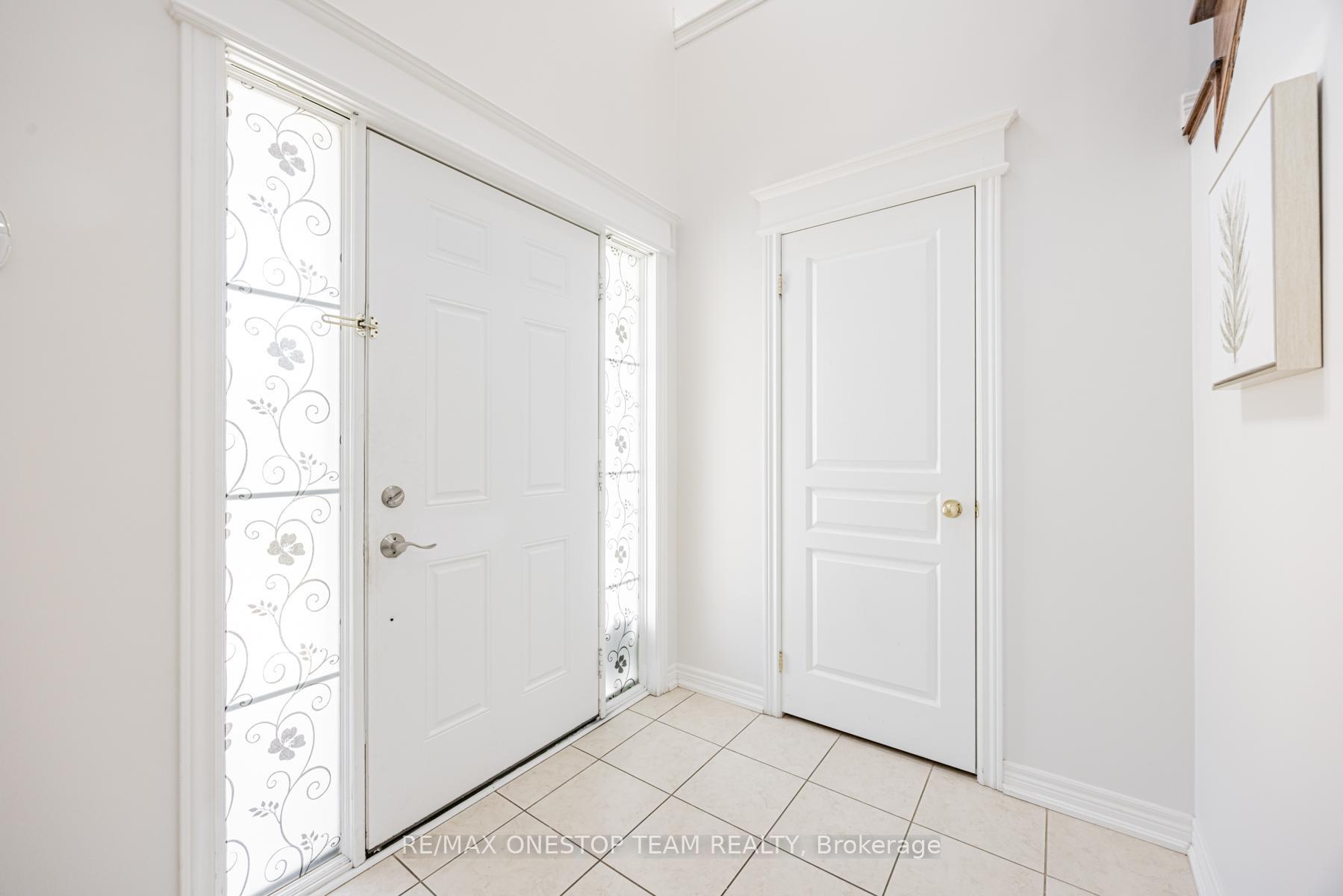 Photo 3 of 97 Lindvest Crescent, Vaughan, Patterson — HOMEH