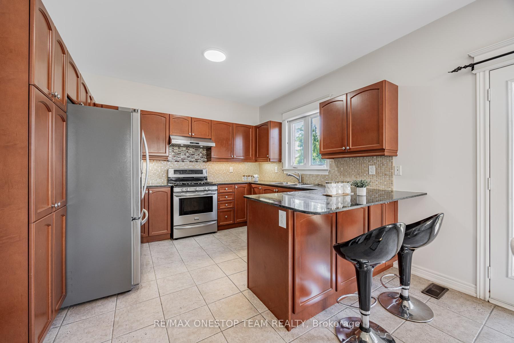 Photo 14 of 97 Lindvest Crescent, Vaughan, Patterson — HOMEH