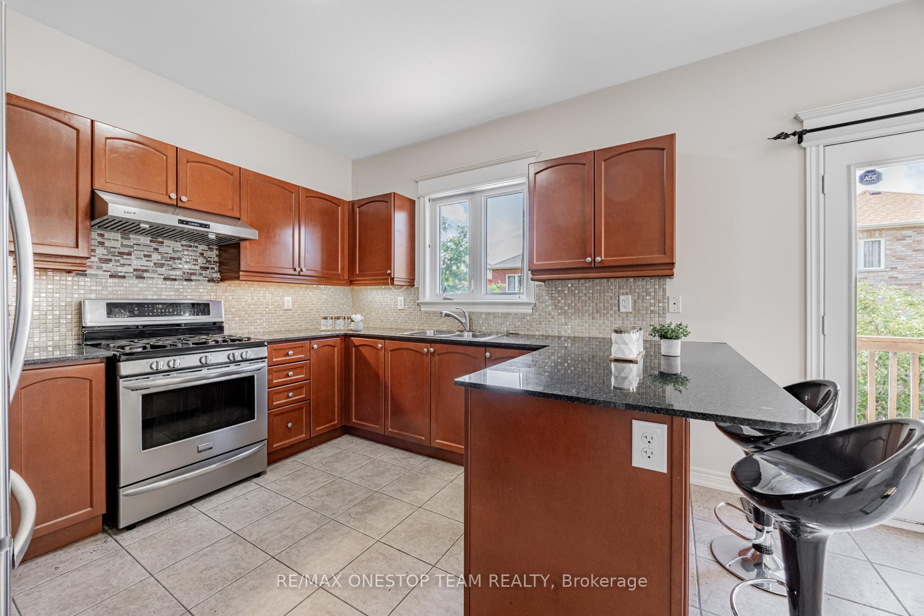 Photo 15 of 97 Lindvest Crescent, Vaughan, Patterson — HOMEH