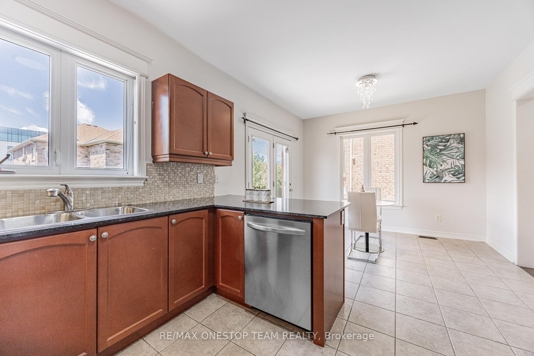 Photo 16 of 97 Lindvest Crescent, Vaughan, Patterson — HOMEH