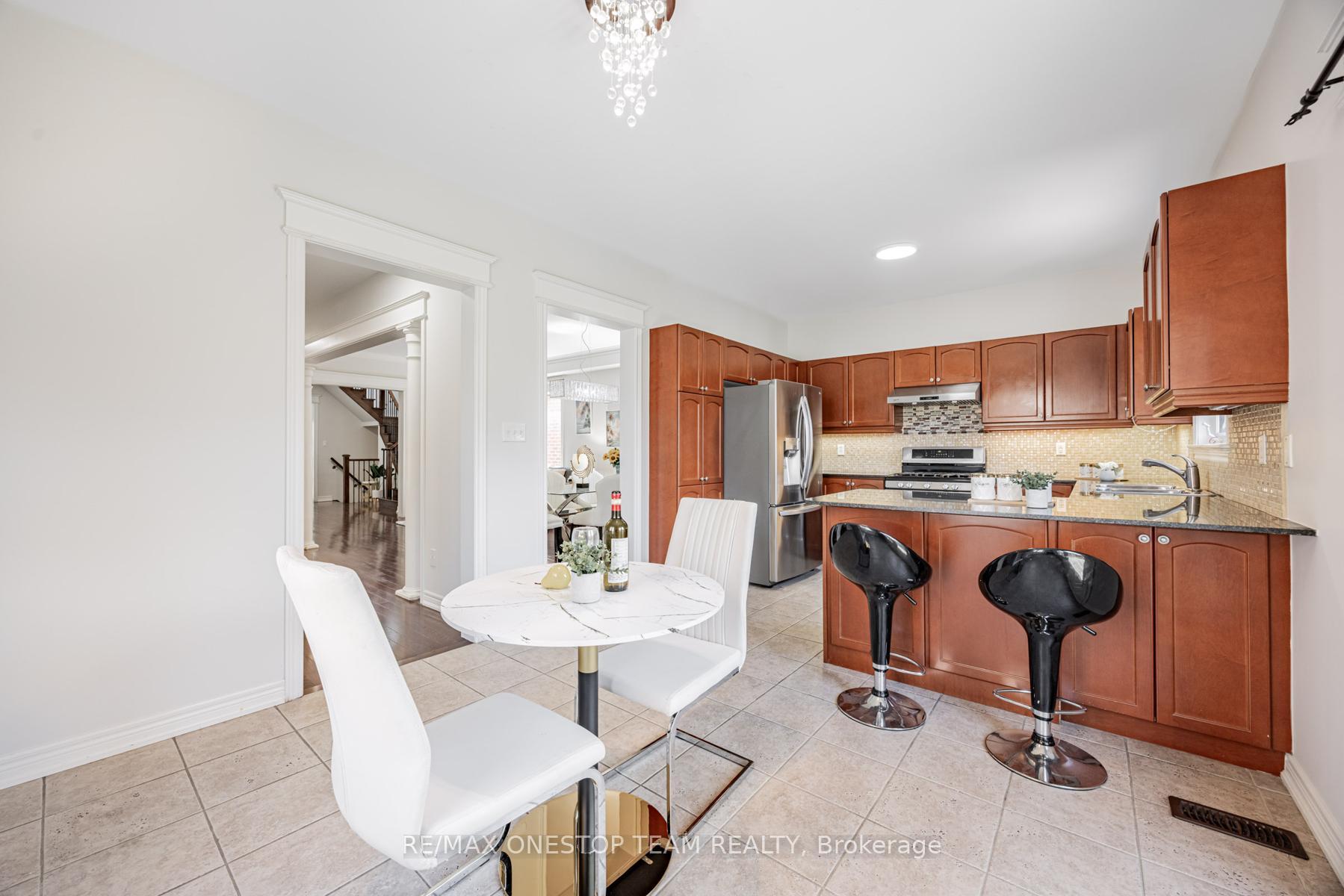 Photo 17 of 97 Lindvest Crescent, Vaughan, Patterson — HOMEH