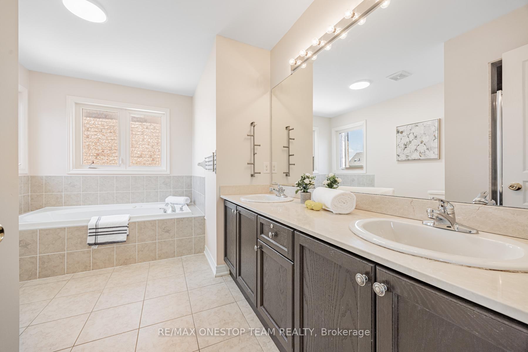 Photo 27 of 97 Lindvest Crescent, Vaughan, Patterson — HOMEH