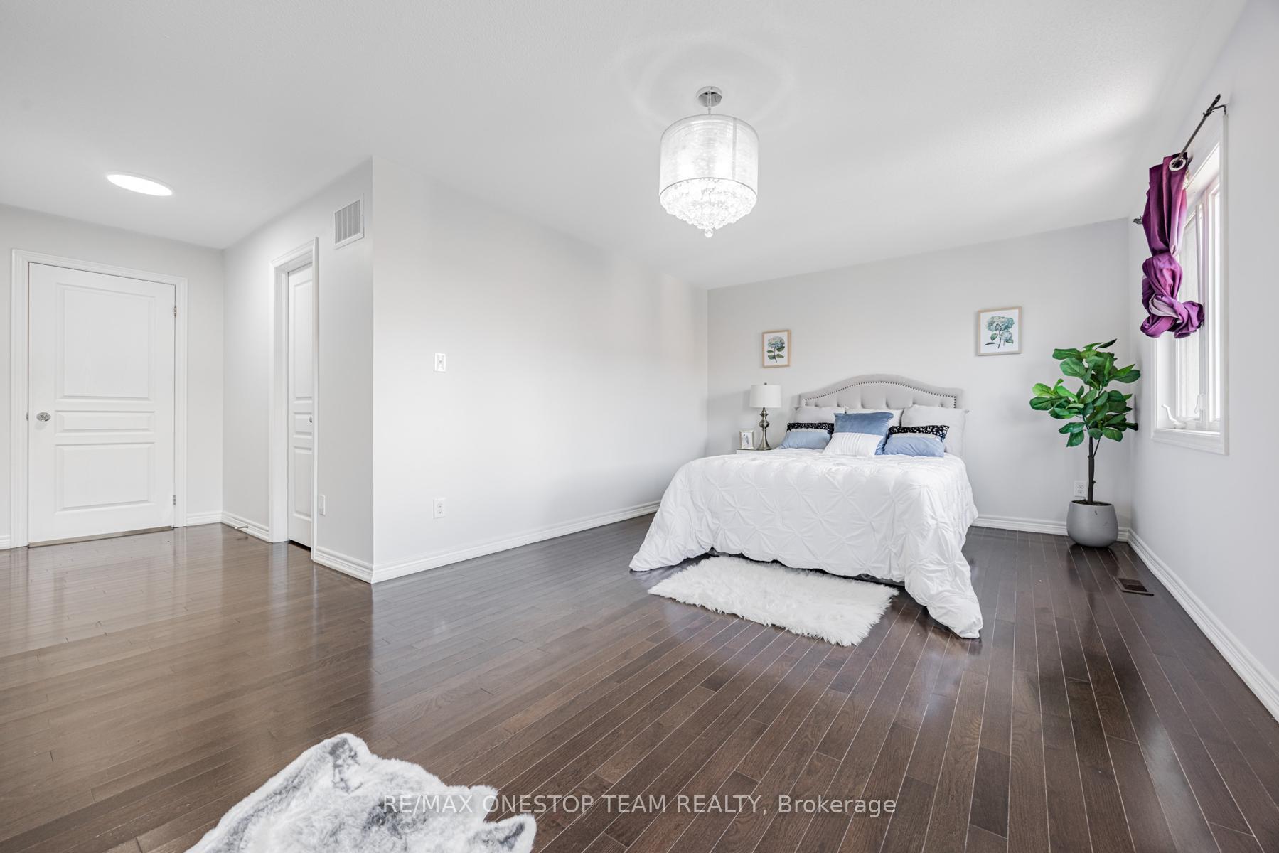 Photo 29 of 97 Lindvest Crescent, Vaughan, Patterson — HOMEH