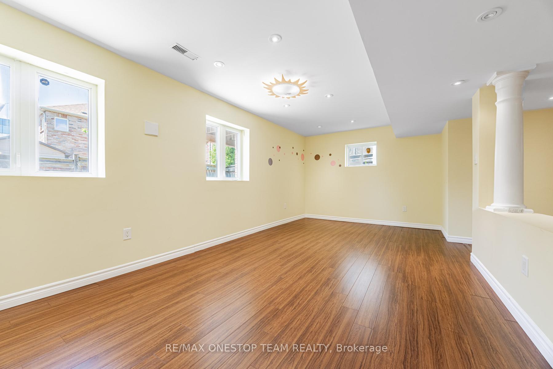 Photo 35 of 97 Lindvest Crescent, Vaughan, Patterson — HOMEH