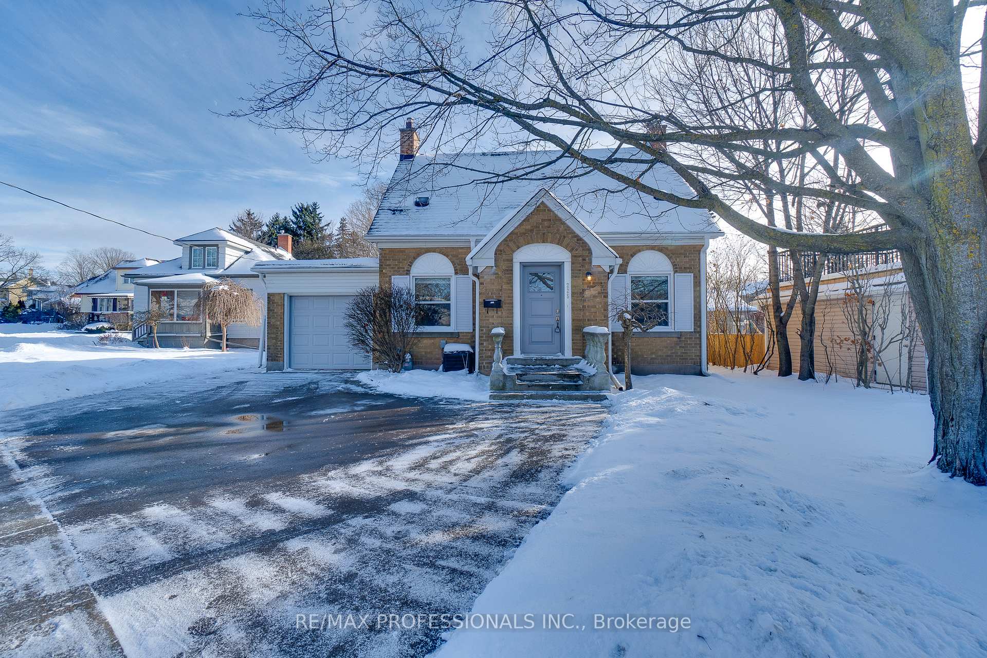 Photo 2 of 225 Bridgeport Road E, Waterloo — HOMEH