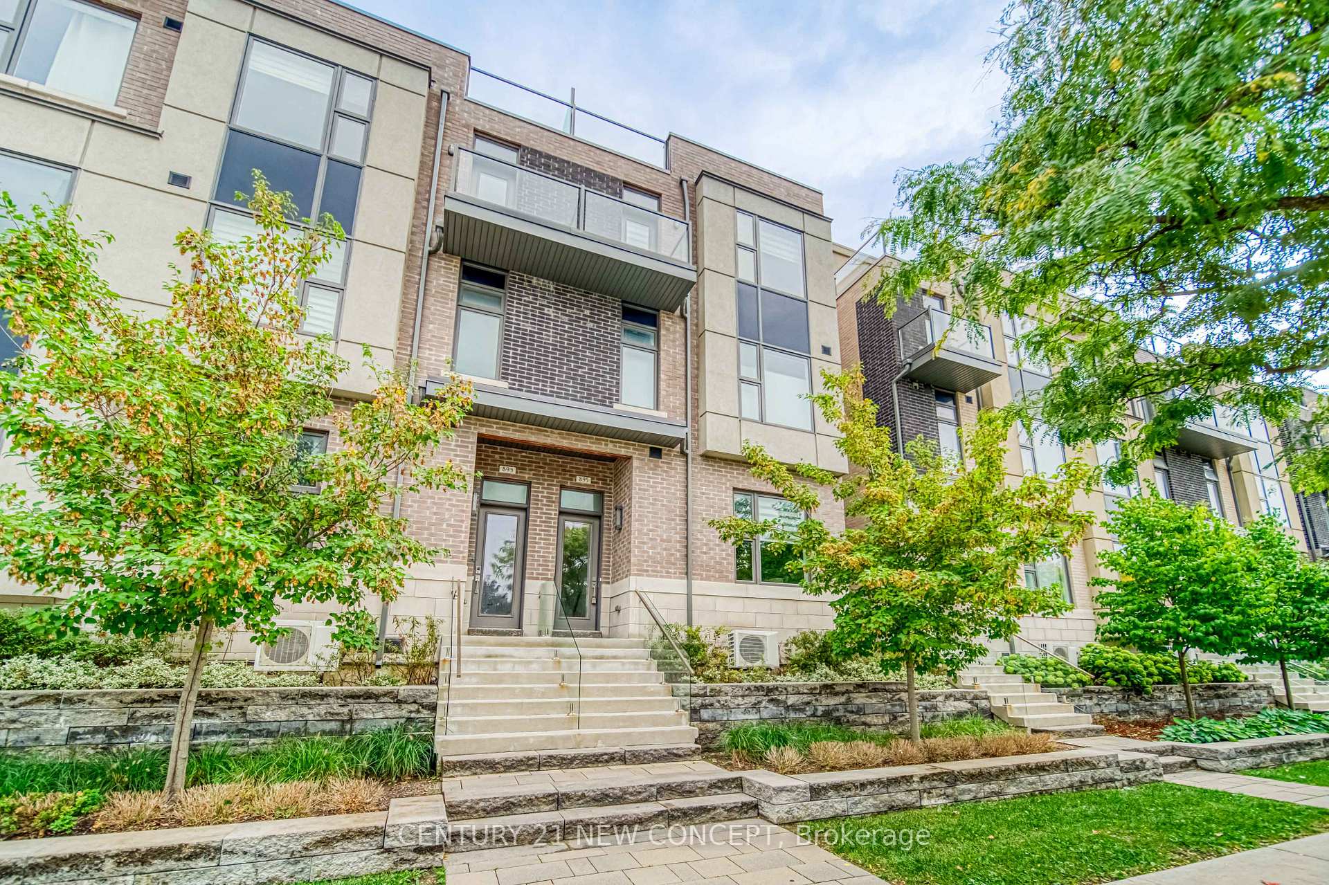 Photo 2 of 895 Clark Avenue W, Vaughan, Brownridge — HOMEH
