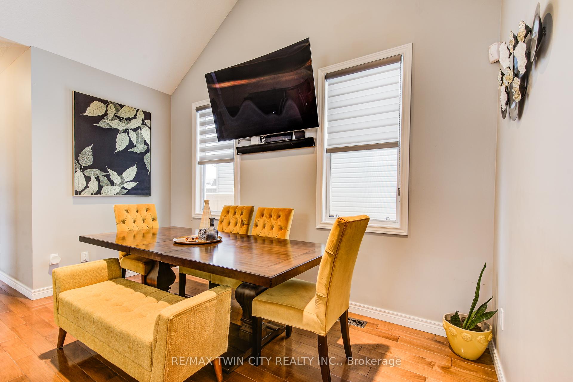 Photo 8 of 660 Zermatt Drive, Waterloo — HOMEH