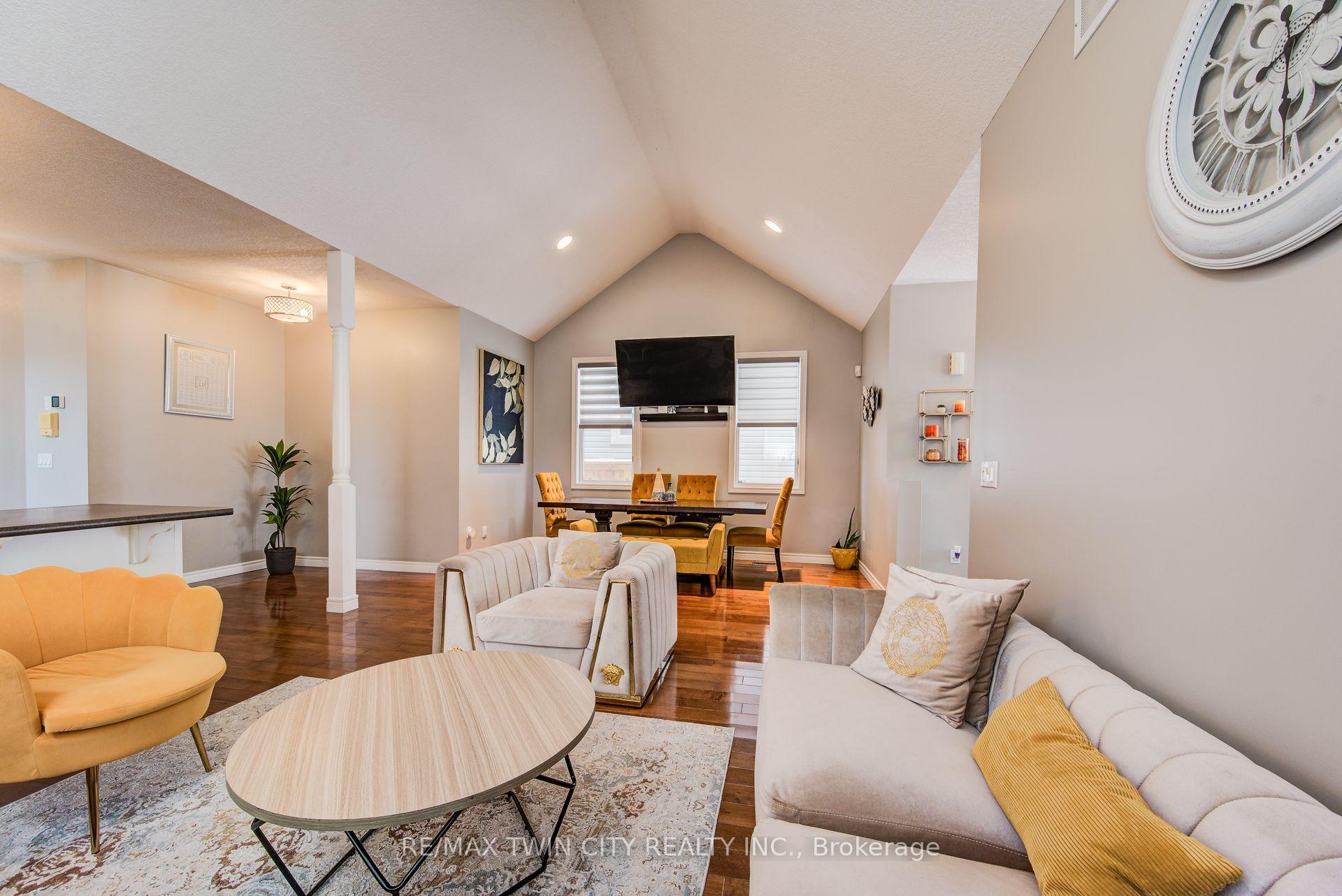 Photo 12 of 660 Zermatt Drive, Waterloo — HOMEH