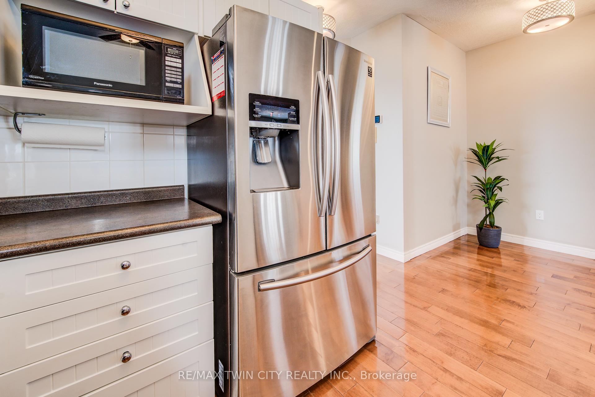 Photo 18 of 660 Zermatt Drive, Waterloo — HOMEH