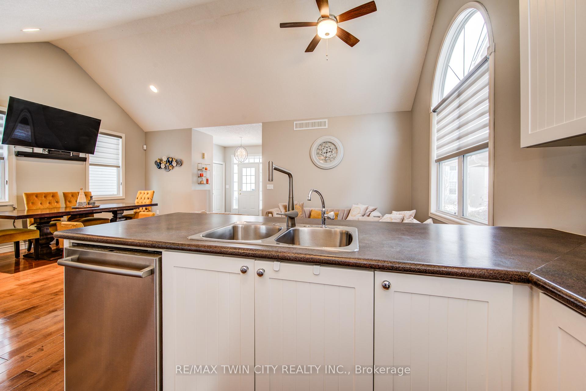 Photo 19 of 660 Zermatt Drive, Waterloo — HOMEH