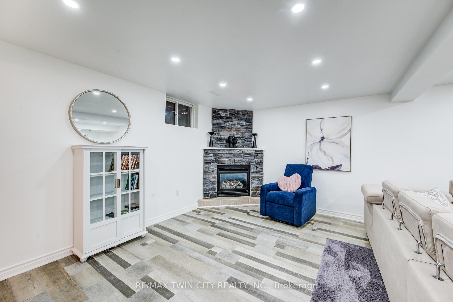Photo 25 of 660 Zermatt Drive, Waterloo — HOMEH