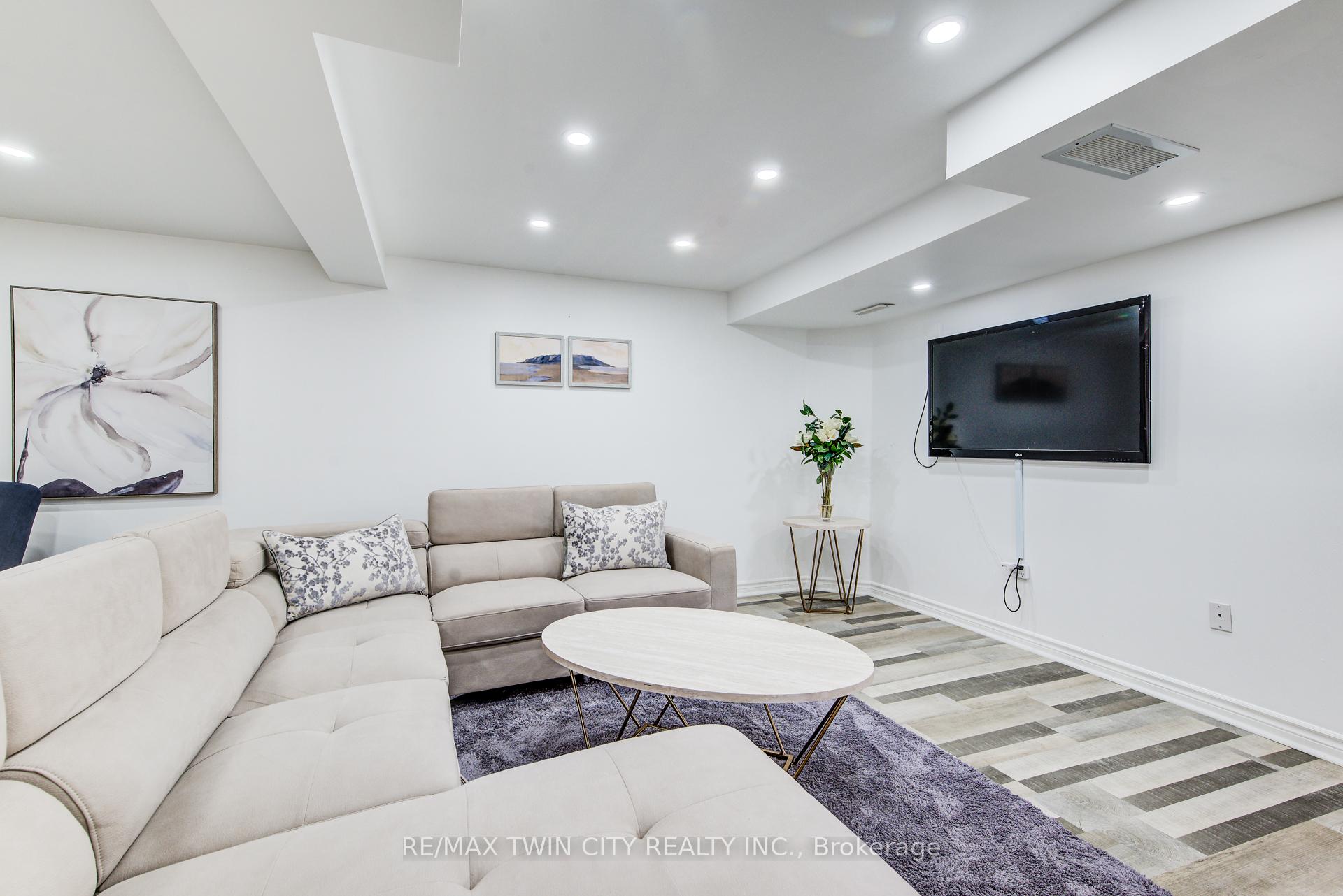 Photo 28 of 660 Zermatt Drive, Waterloo — HOMEH
