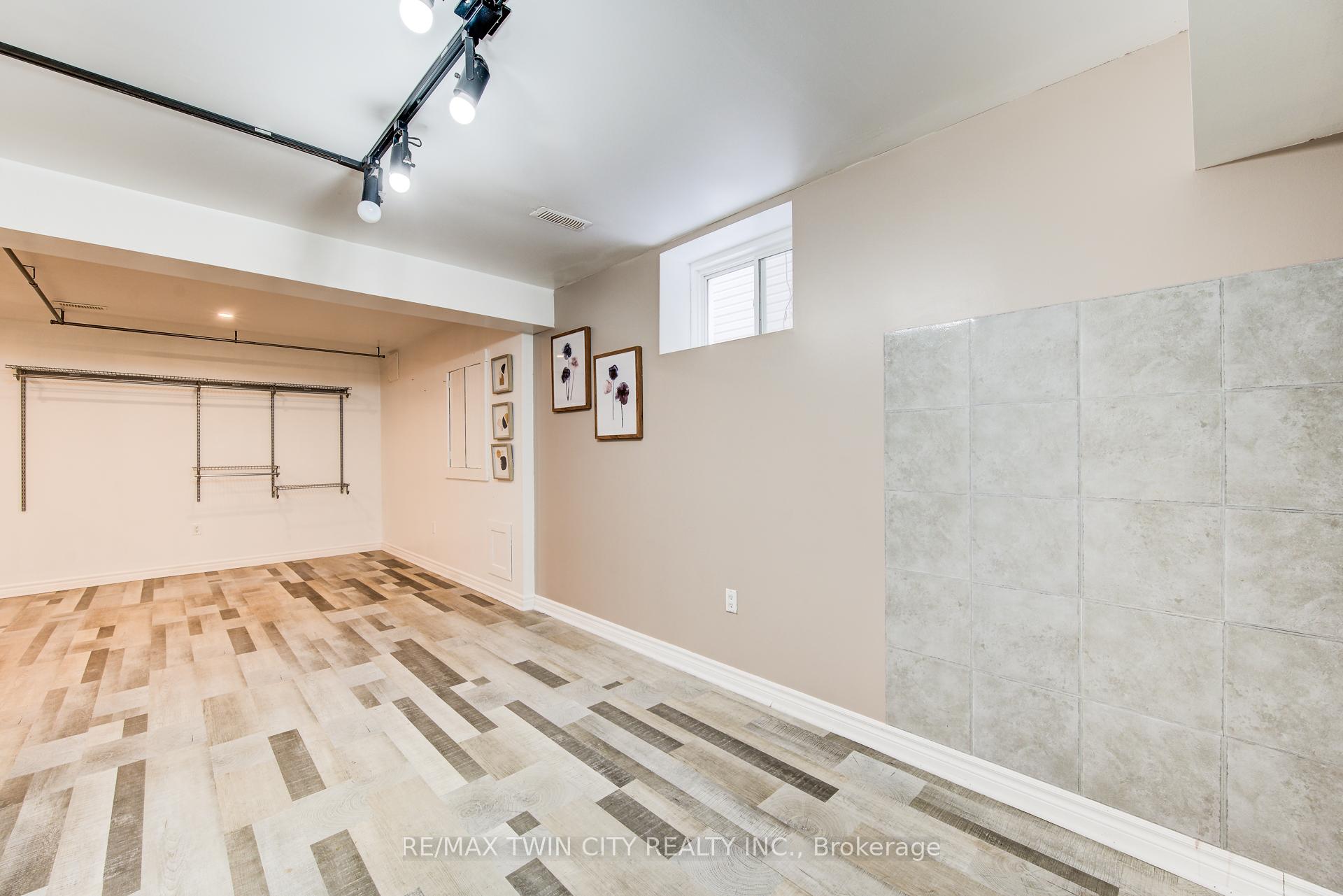 Photo 32 of 660 Zermatt Drive, Waterloo — HOMEH