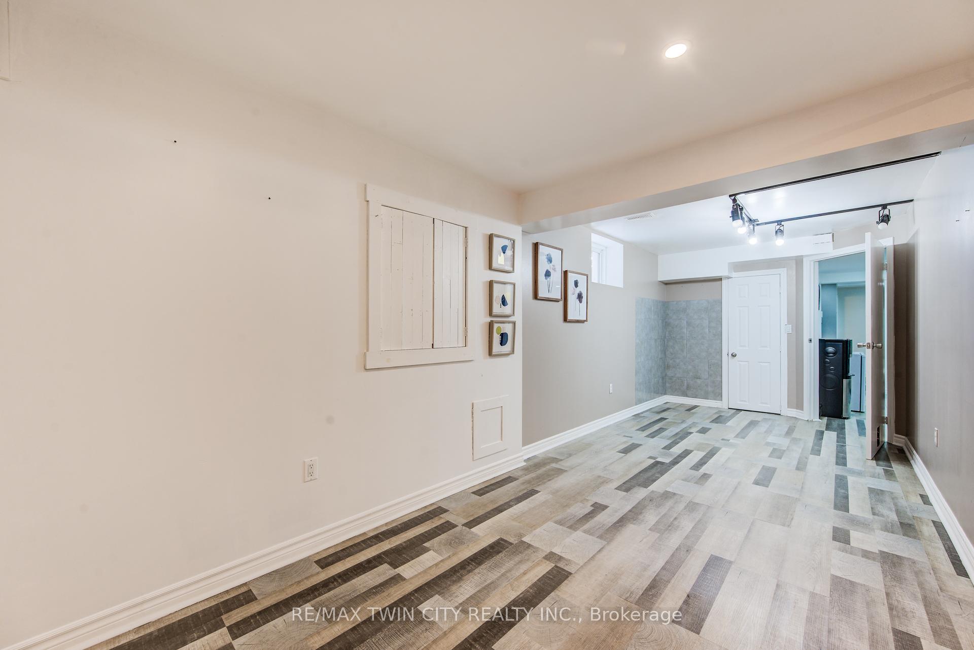Photo 33 of 660 Zermatt Drive, Waterloo — HOMEH