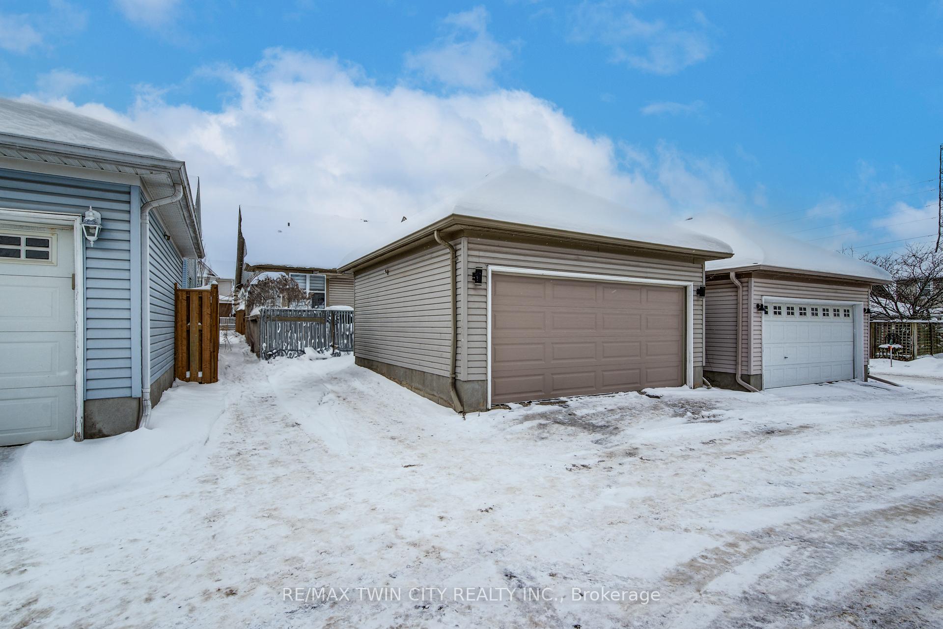 Photo 38 of 660 Zermatt Drive, Waterloo — HOMEH