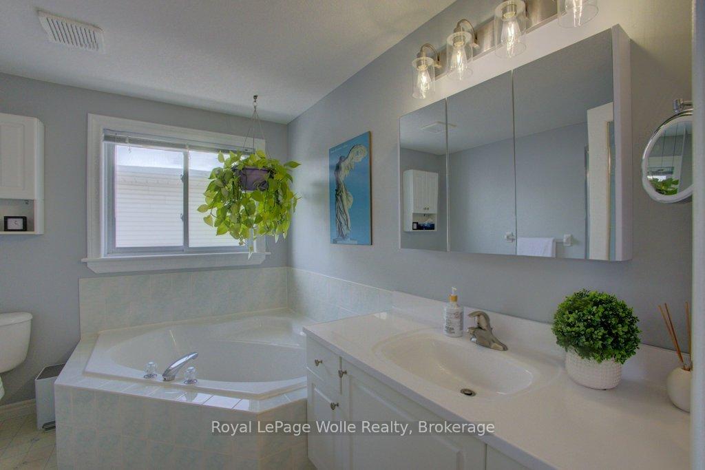 Photo 20 of 487 Sandbanks Crescent, Waterloo — HOMEH