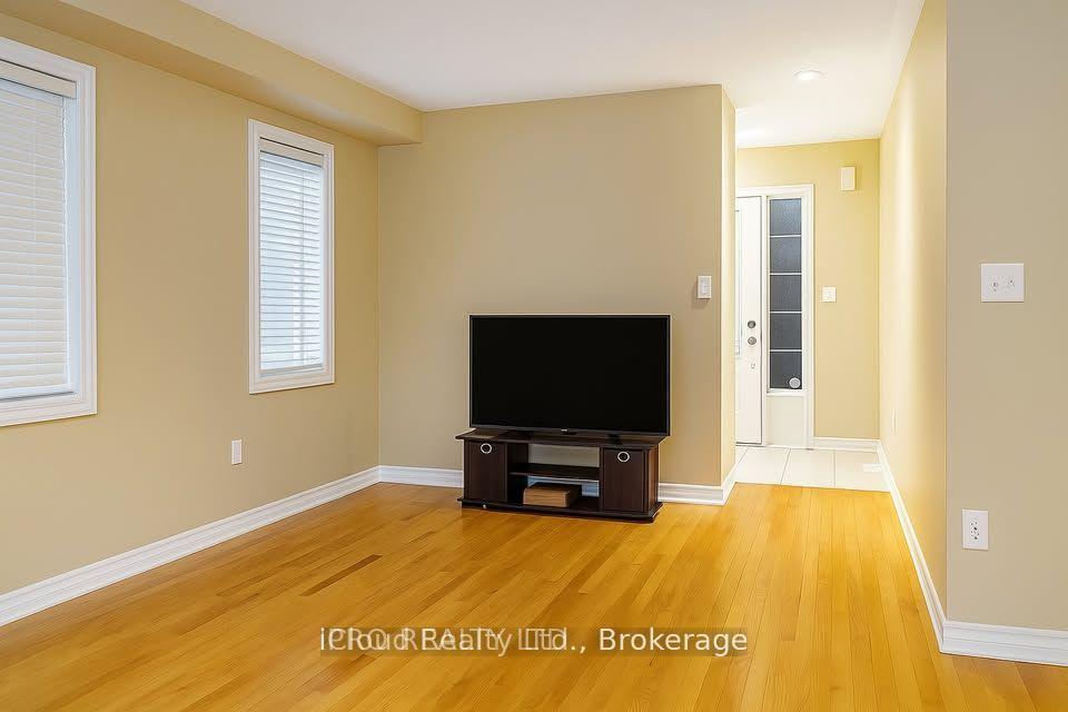 Photo 3 of 31 Kirkland Place, Whitby, Williamsburg — HOMEH
