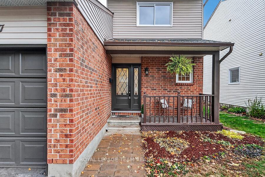 Photo 3 of 27 Benlark Road, Ottawa, Barrhaven - On the Green — HOMEH