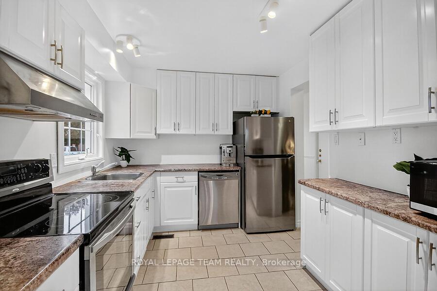 Photo 12 of 27 Benlark Road, Ottawa, Barrhaven - On the Green — HOMEH