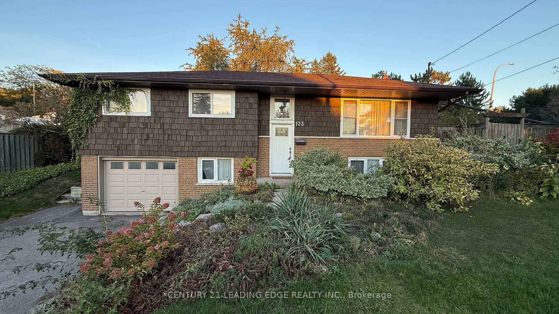 Photo 2 of 133 Elizabeth Crescent, Whitby, Blue Grass Meadows — HOMEH