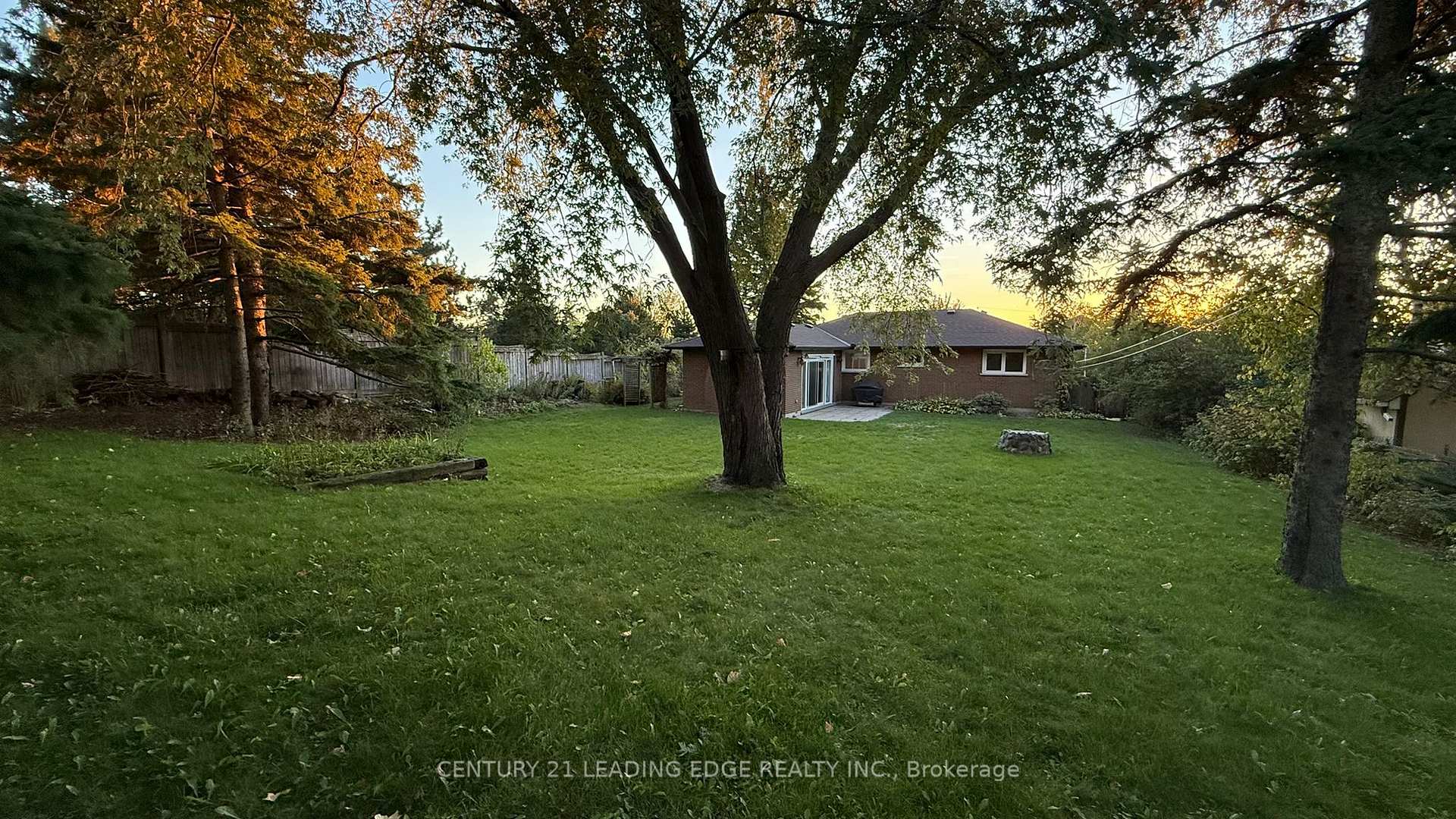 Photo 5 of 133 Elizabeth Crescent, Whitby, Blue Grass Meadows — HOMEH