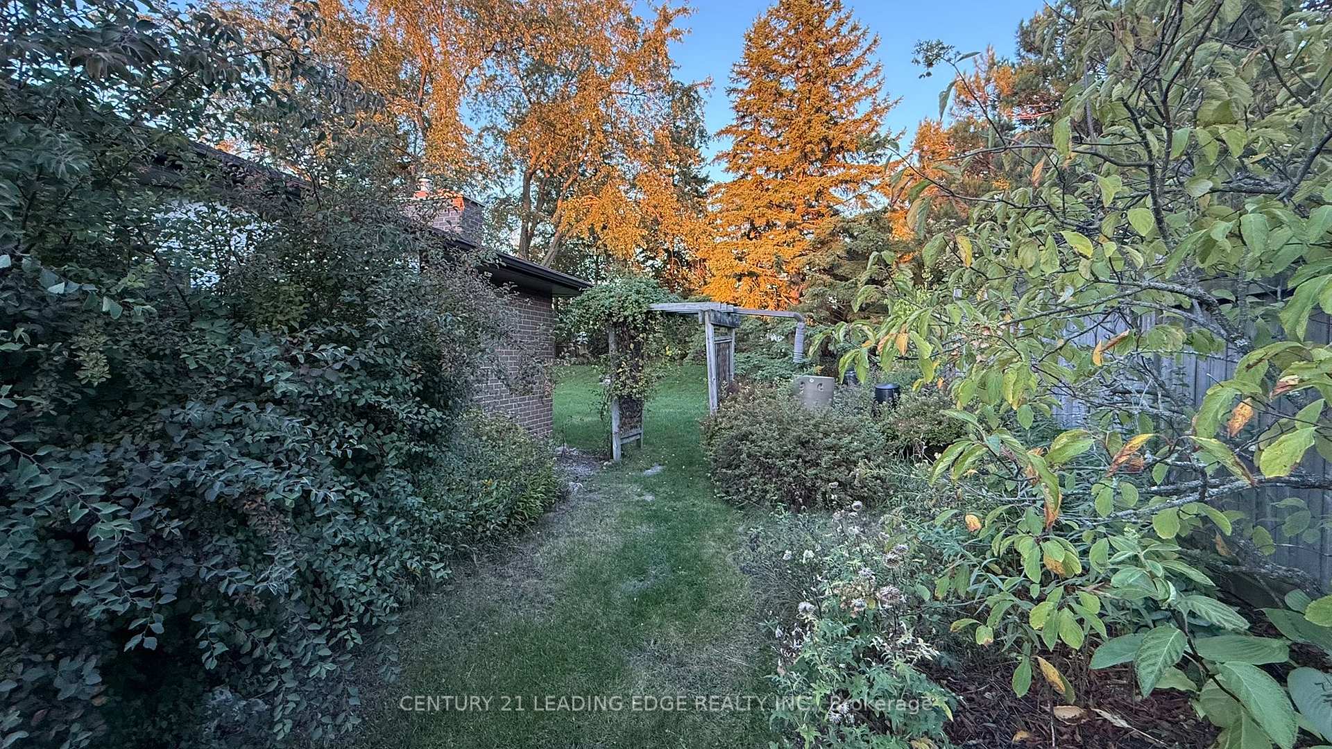 Photo 10 of 133 Elizabeth Crescent, Whitby, Blue Grass Meadows — HOMEH