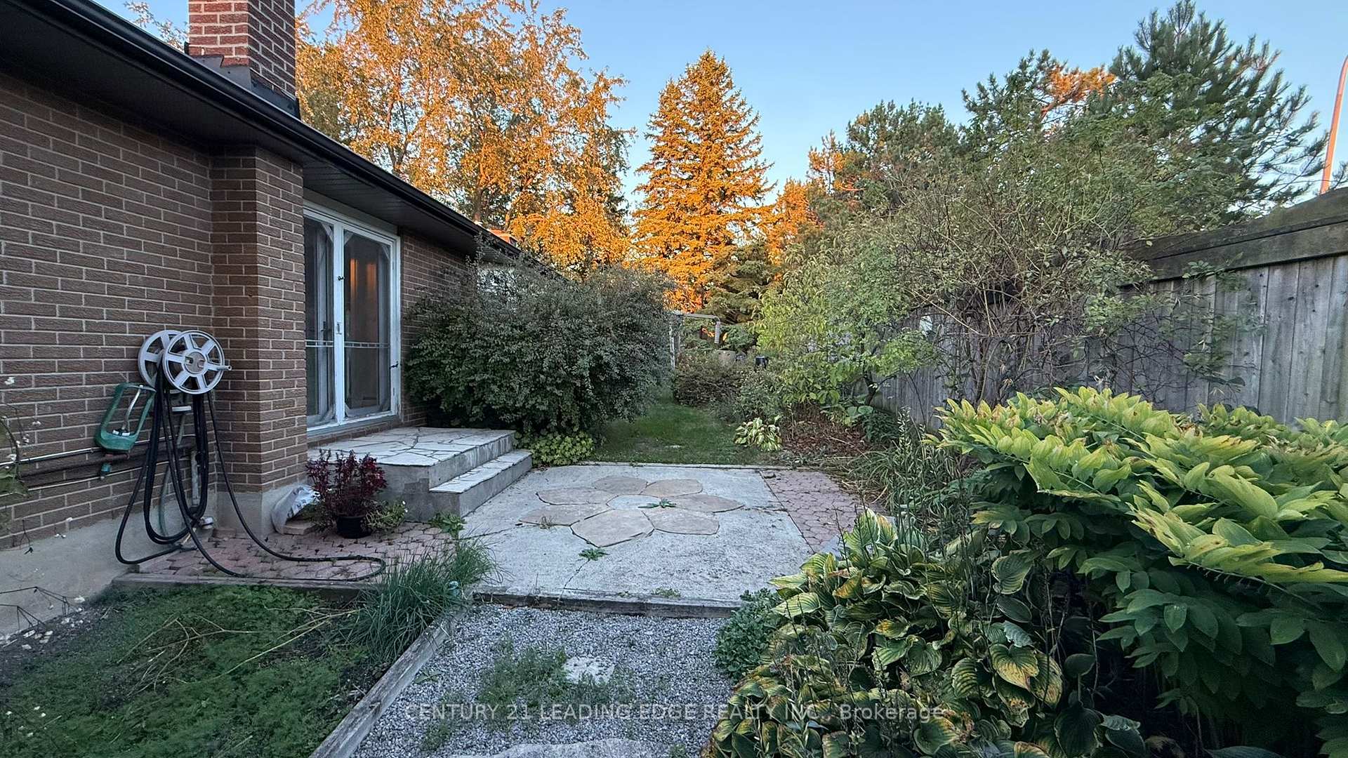 Photo 12 of 133 Elizabeth Crescent, Whitby, Blue Grass Meadows — HOMEH