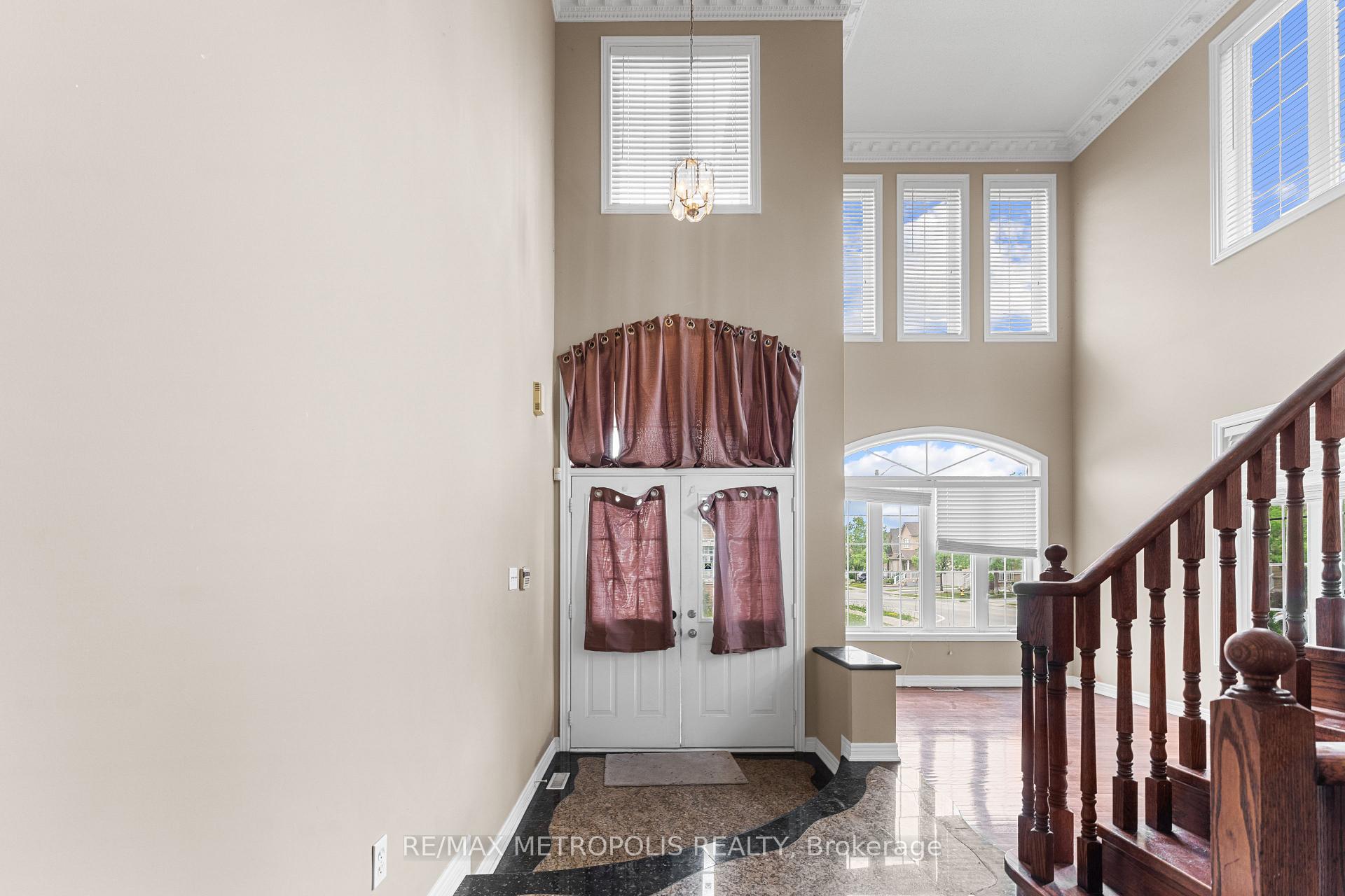 Photo 5 of 1 St Etienne Drive, Vaughan, Vellore Village — HOMEH