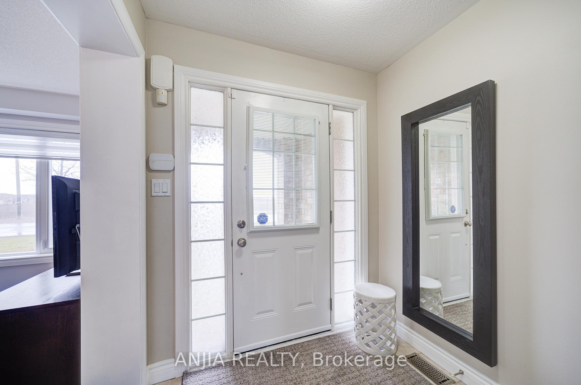 Photo 2 of 278 Gas Lamp Lane, Markham, Cornell — HOMEH