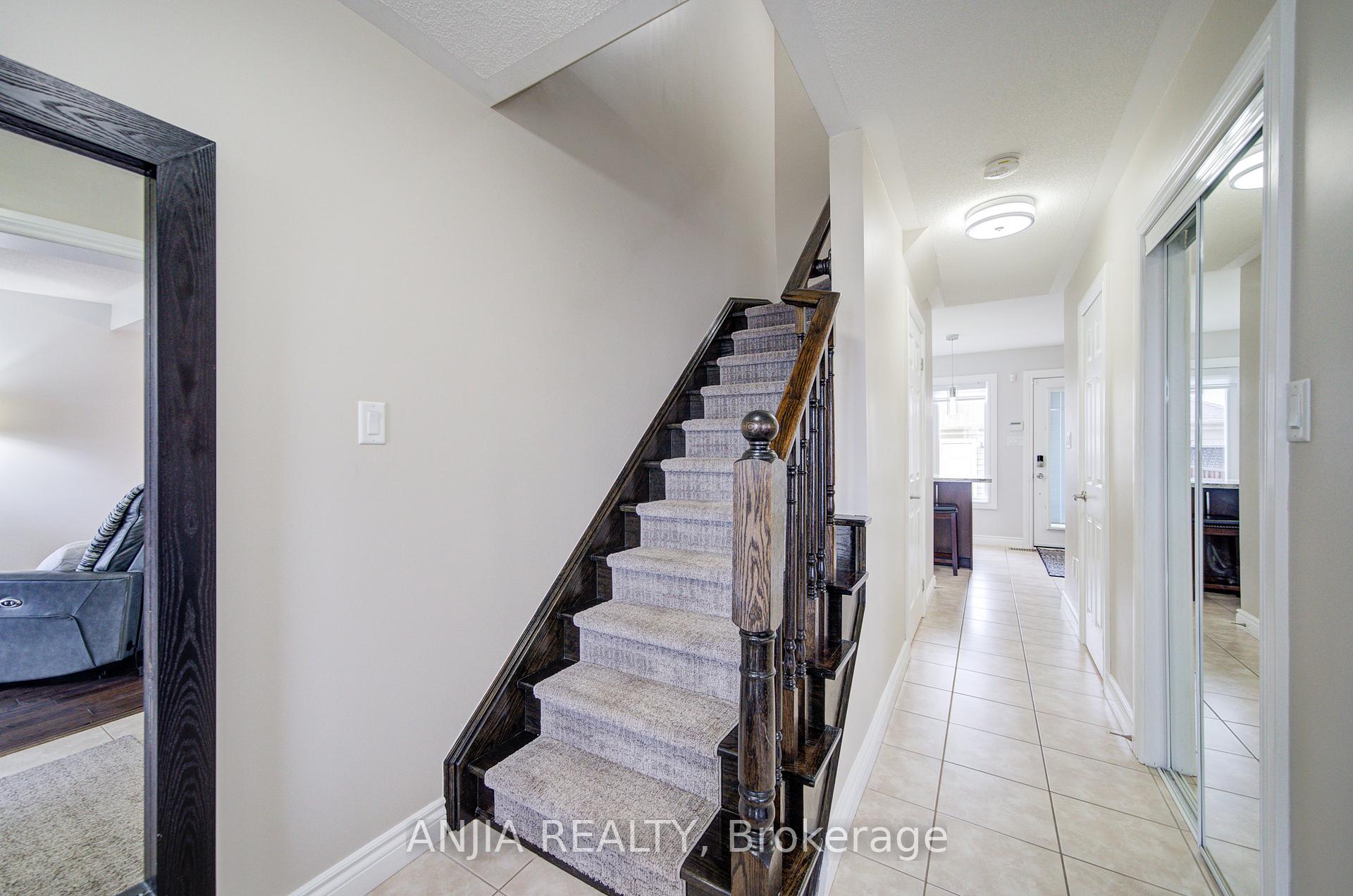 Photo 3 of 278 Gas Lamp Lane, Markham, Cornell — HOMEH
