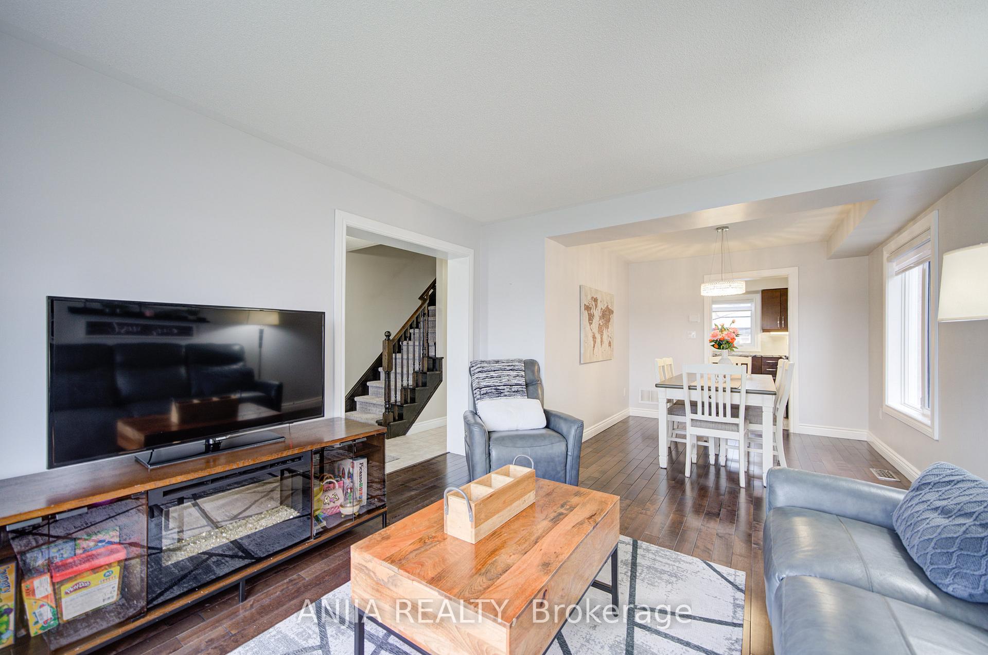 Photo 7 of 278 Gas Lamp Lane, Markham, Cornell — HOMEH