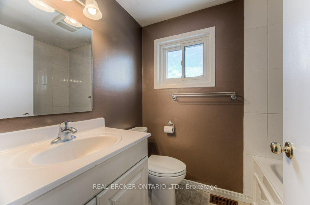 Photo 24 of 123 Northlake Drive, Waterloo — HOMEH