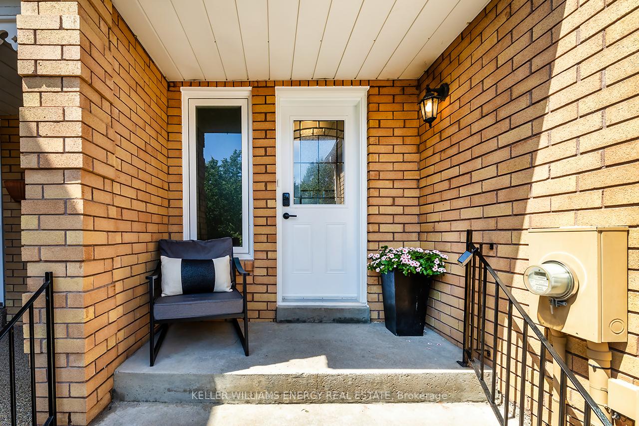 Photo 2 of 18 Eric Clarke Drive, Whitby, Rolling Acres — HOMEH