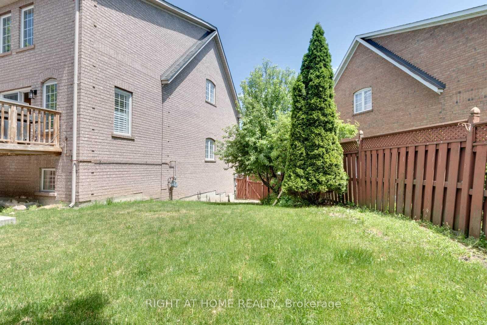 Photo 2 of 135 Stokely Crescent, Whitby, Downtown Whitby — HOMEH