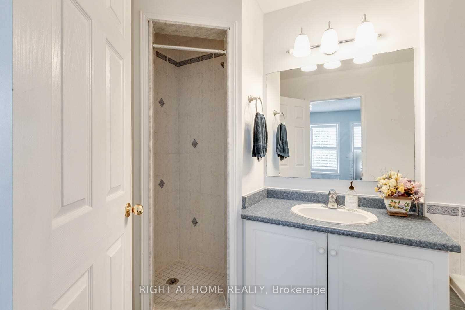 Photo 6 of 135 Stokely Crescent, Whitby, Downtown Whitby — HOMEH