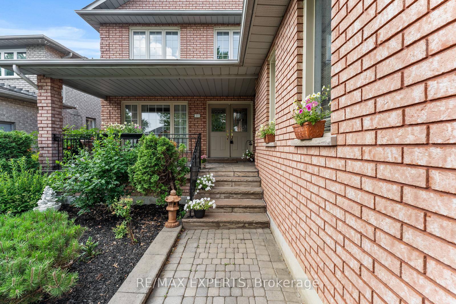 Photo 3 of 52 Dolores Crescent, Vaughan, Elder Mills — HOMEH