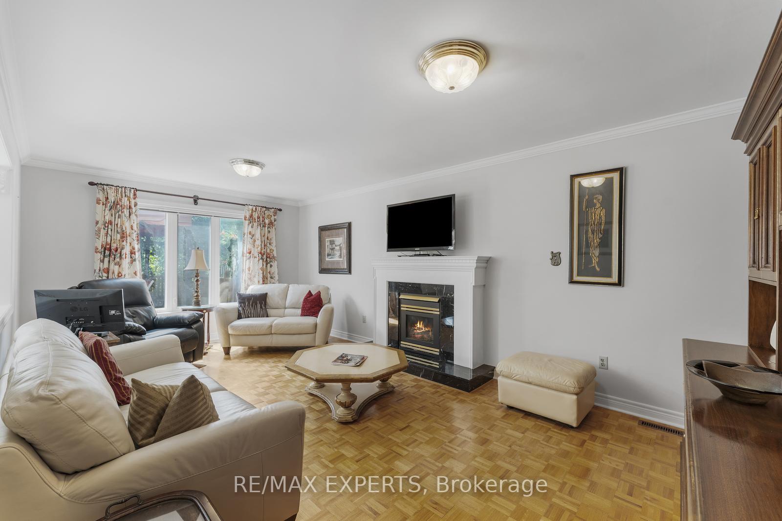 Photo 8 of 52 Dolores Crescent, Vaughan, Elder Mills — HOMEH